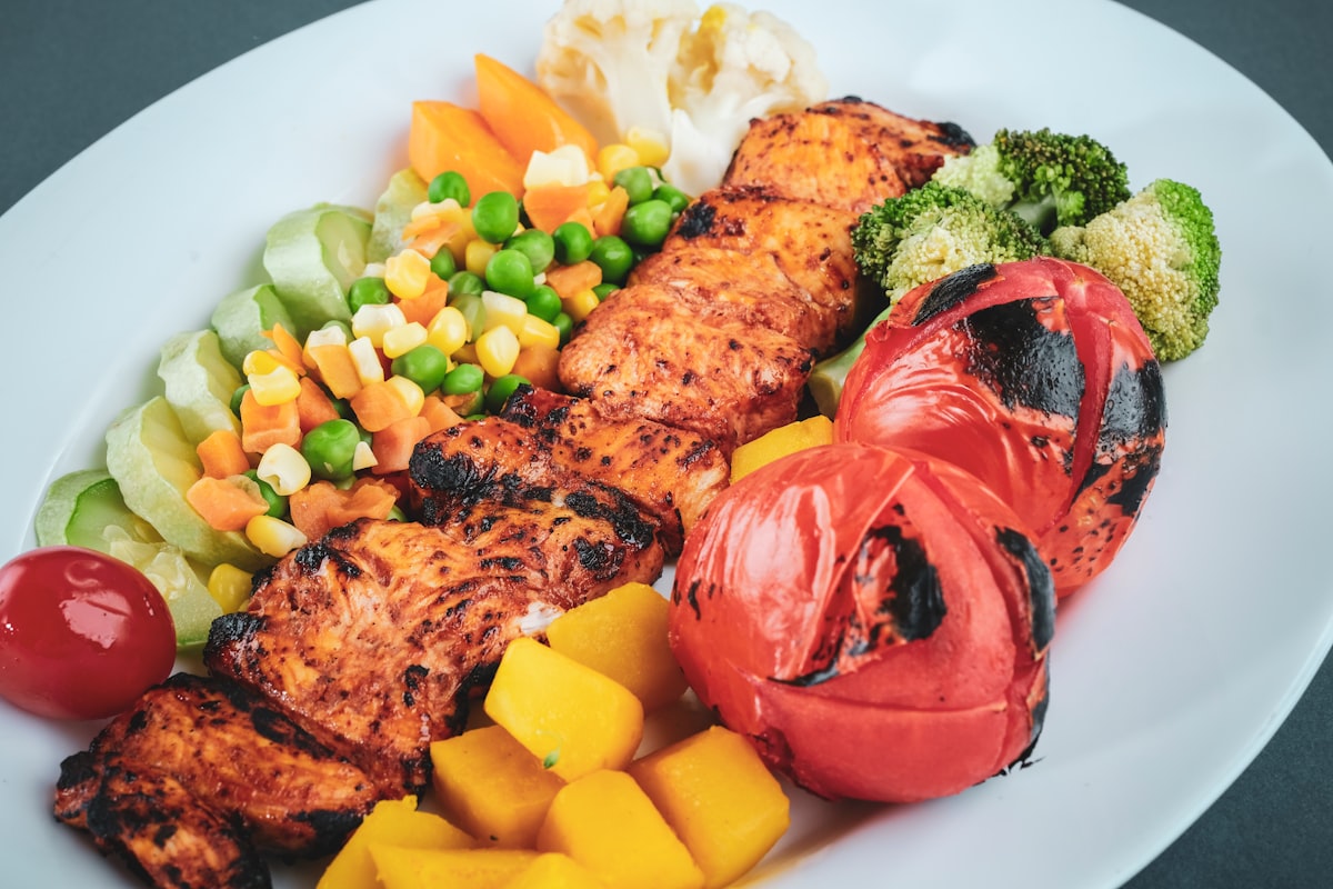 Menu sarapan sehat dengan nasi merah, telur, dan sayuran segar